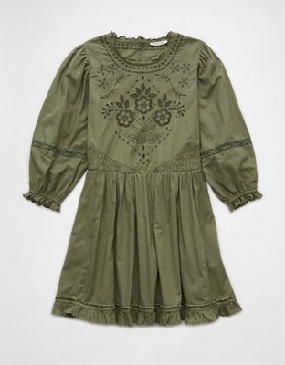 AE Vestido Corto Bordado con Mangas Abombadas
