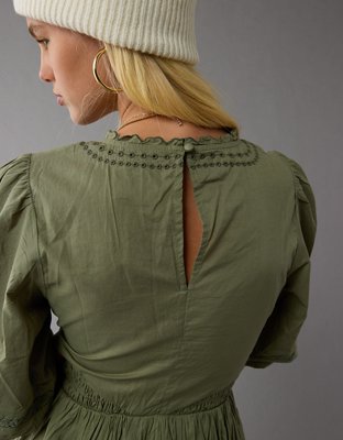 AE Vestido Corto Bordado con Mangas Abombadas