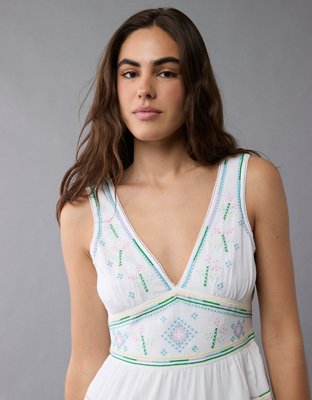 AE Vestido Corto Bordado con Escote V