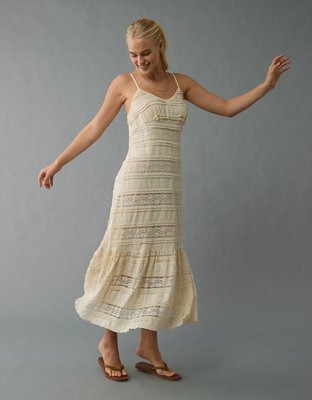 Robe mi-longue étagée à encolure en V avec dentelle AE