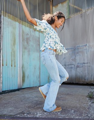 They're All Wearing: Cropped Flare Jeans » STEAL THE LOOK  Cropped jeans  outfit, Kick flare jeans, Cropped flare jeans