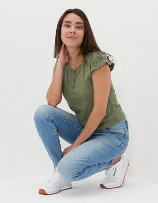 AE T-shirt con Cuello Henley y Mangas con Ondas