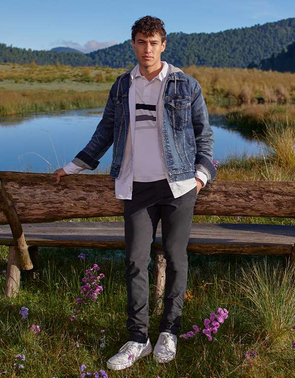 Model in AE athletic skinny jeans
