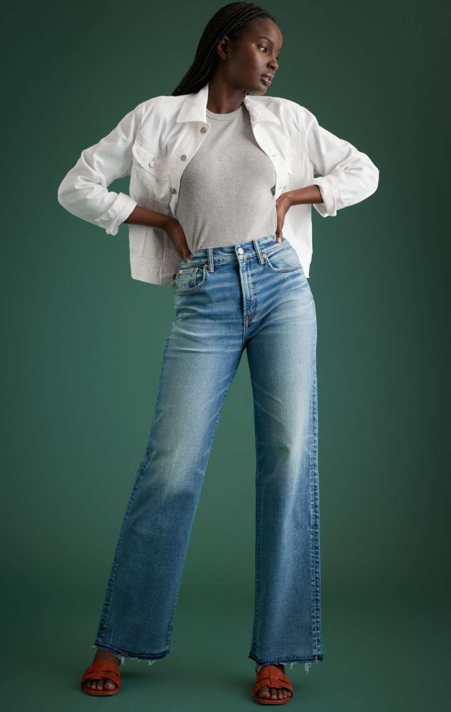Model in Women's AE77 Straight Stovepipe jean