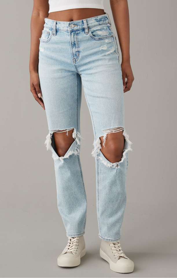 model wearing ae jeans
