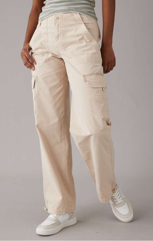 model wearing ae cargo pants