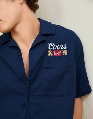 AE Camisa Relajada con Cuello Abierto y Botones de Coors Light