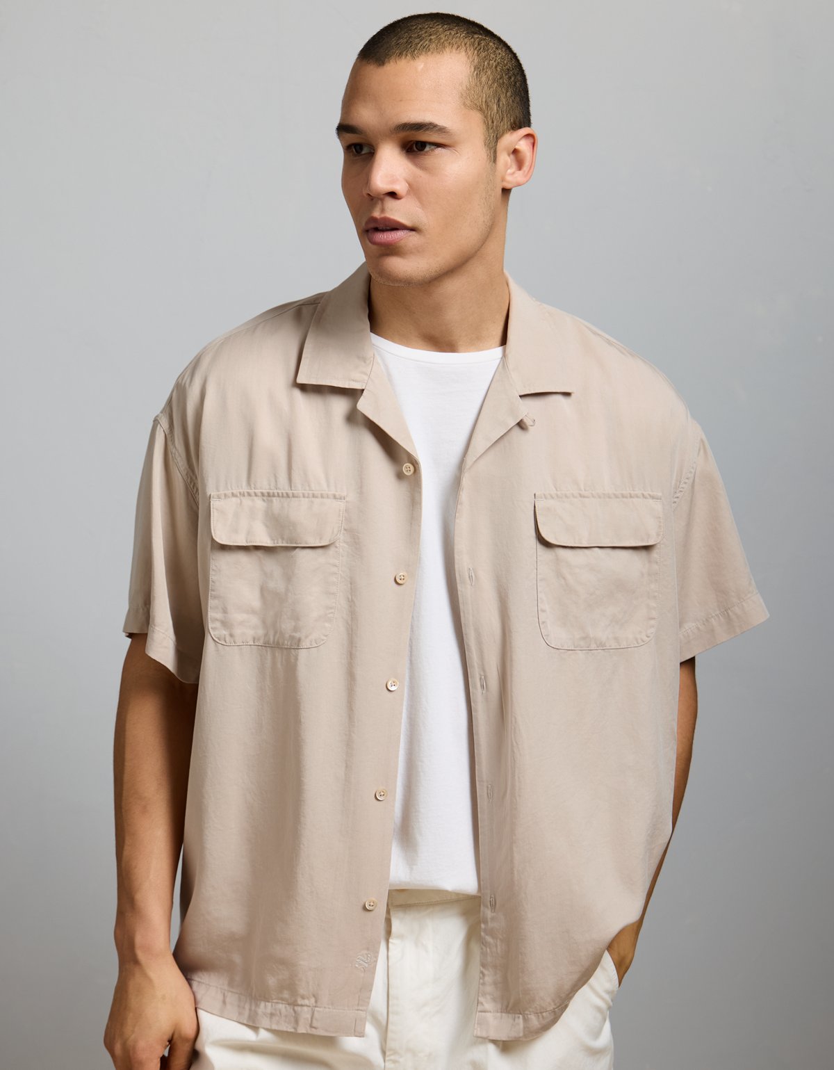 AE77 Premium Relaxed Short-Sleeve Button-Up Shirt - image 2