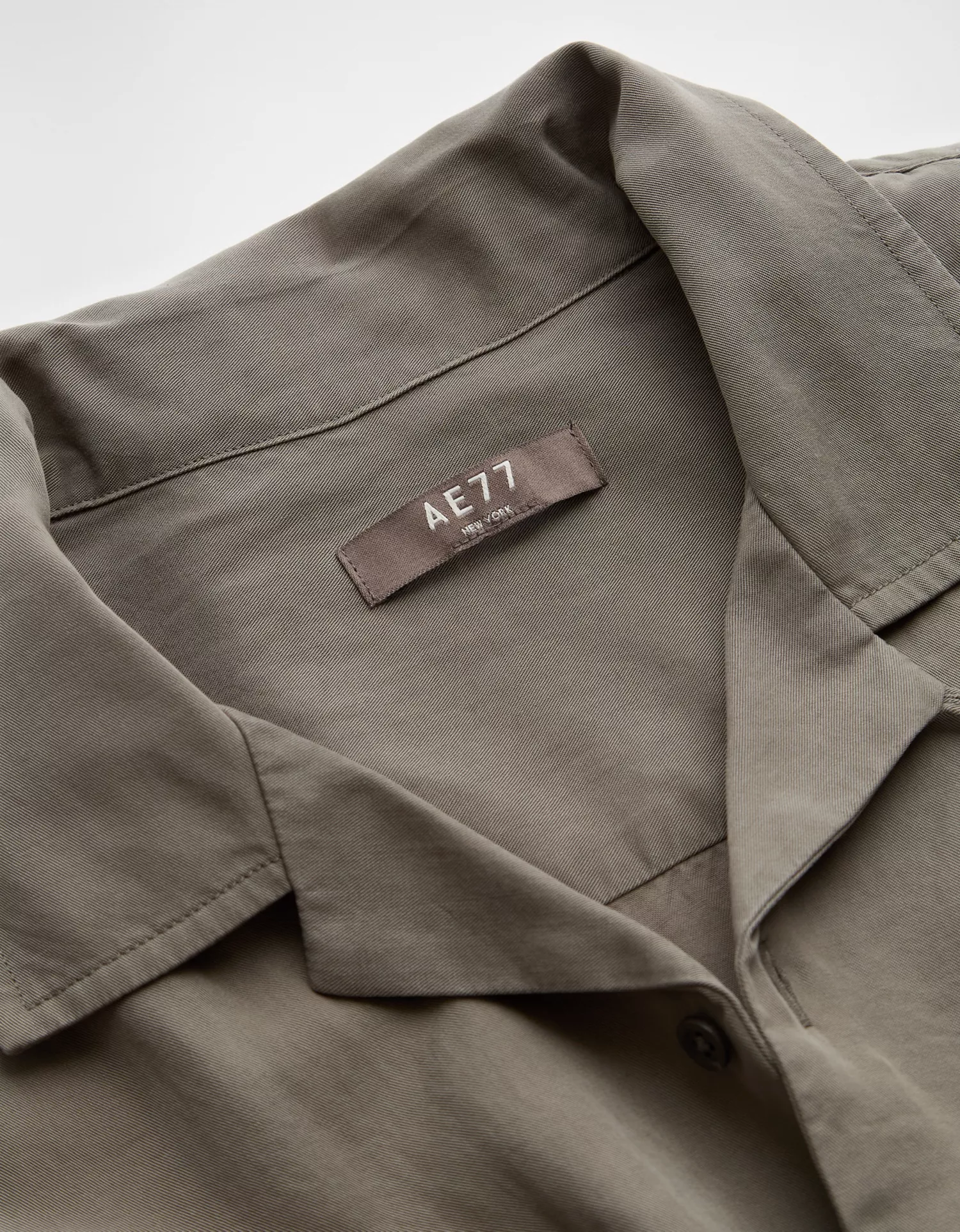 AE77 Premium Relaxed Short-Sleeve Button-Up Shirt - thumbnail 5