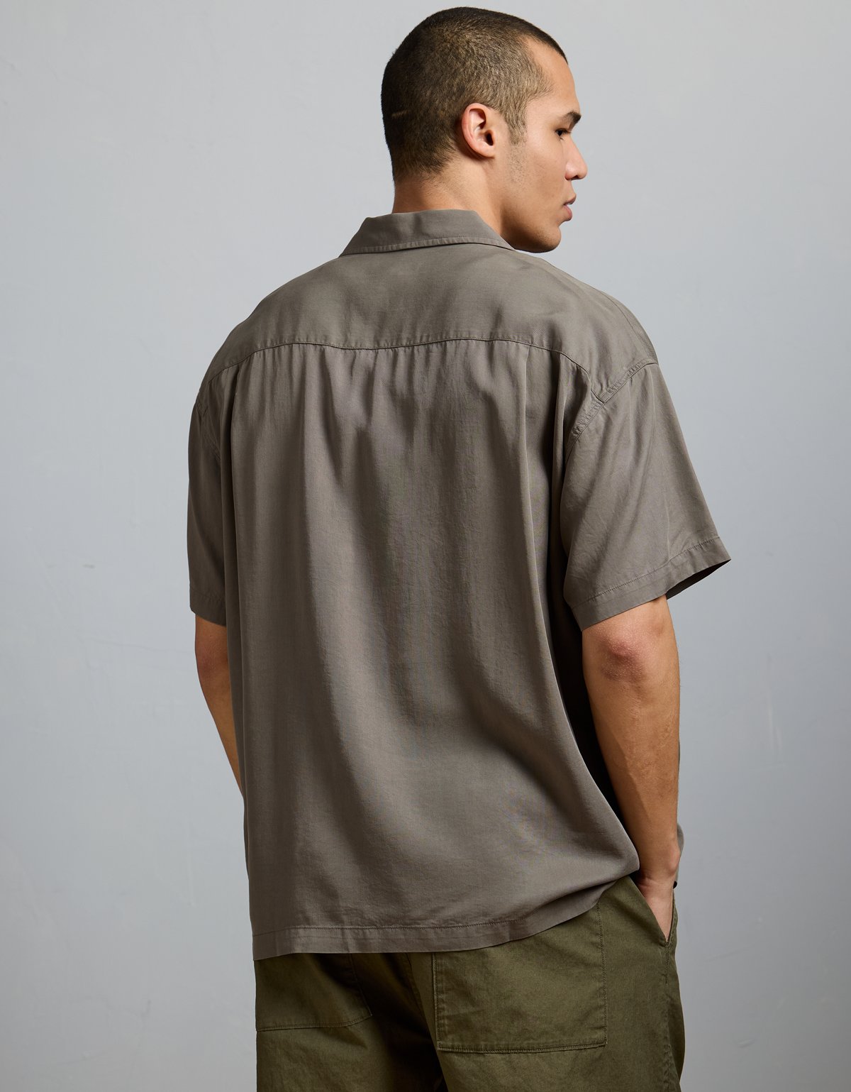 AE77 Premium Relaxed Short-Sleeve Button-Up Shirt - image 3