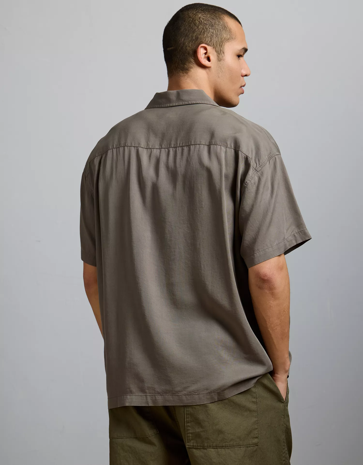 AE77 Premium Relaxed Short-Sleeve Button-Up Shirt - thumbnail 3