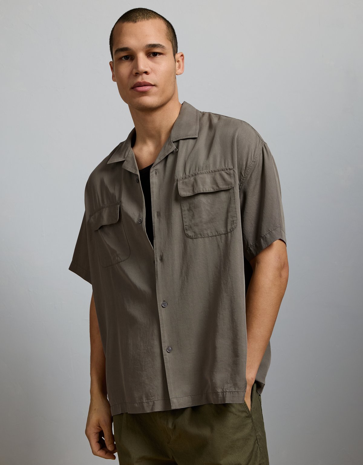 AE77 Premium Relaxed Short-Sleeve Button-Up Shirt - image 2