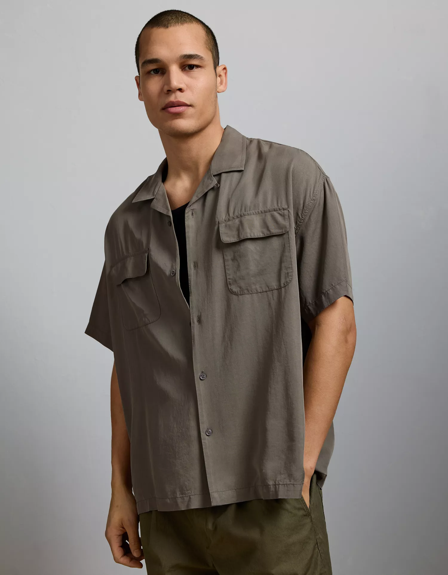 AE77 Premium Relaxed Short-Sleeve Button-Up Shirt - thumbnail 2