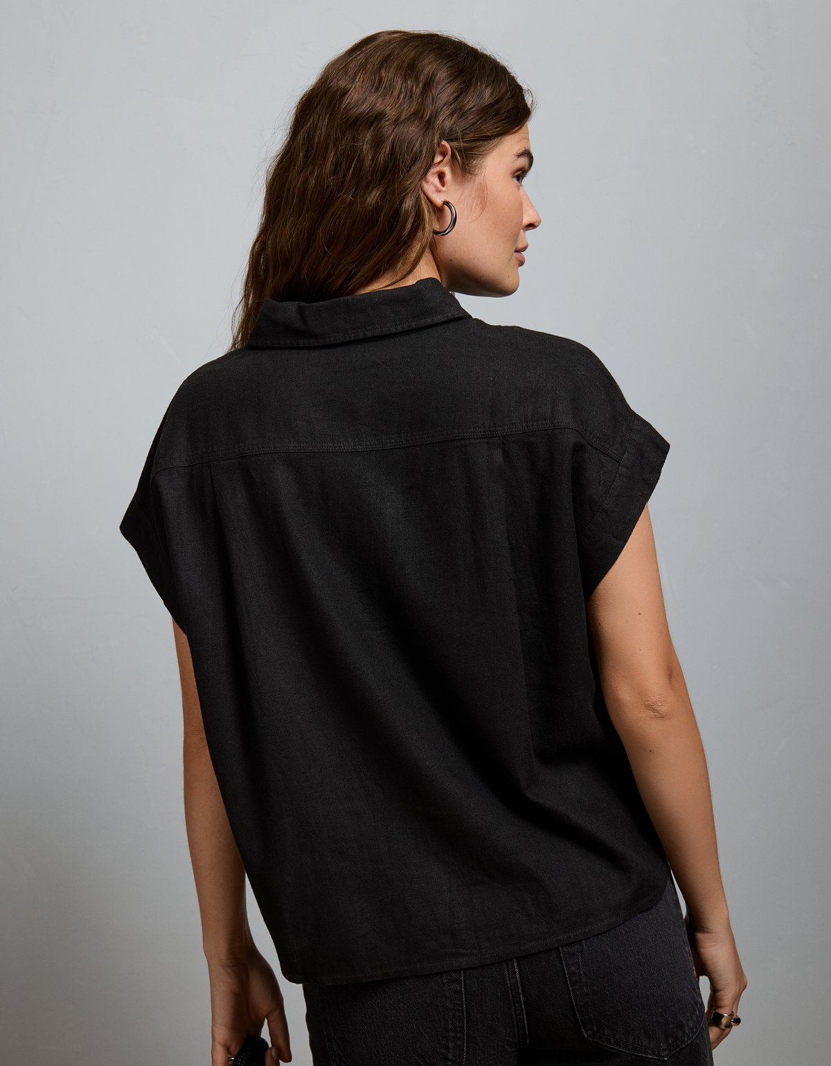 AE77 Boxy Cropped Linen-Blend Button-Up Shirt - image 2