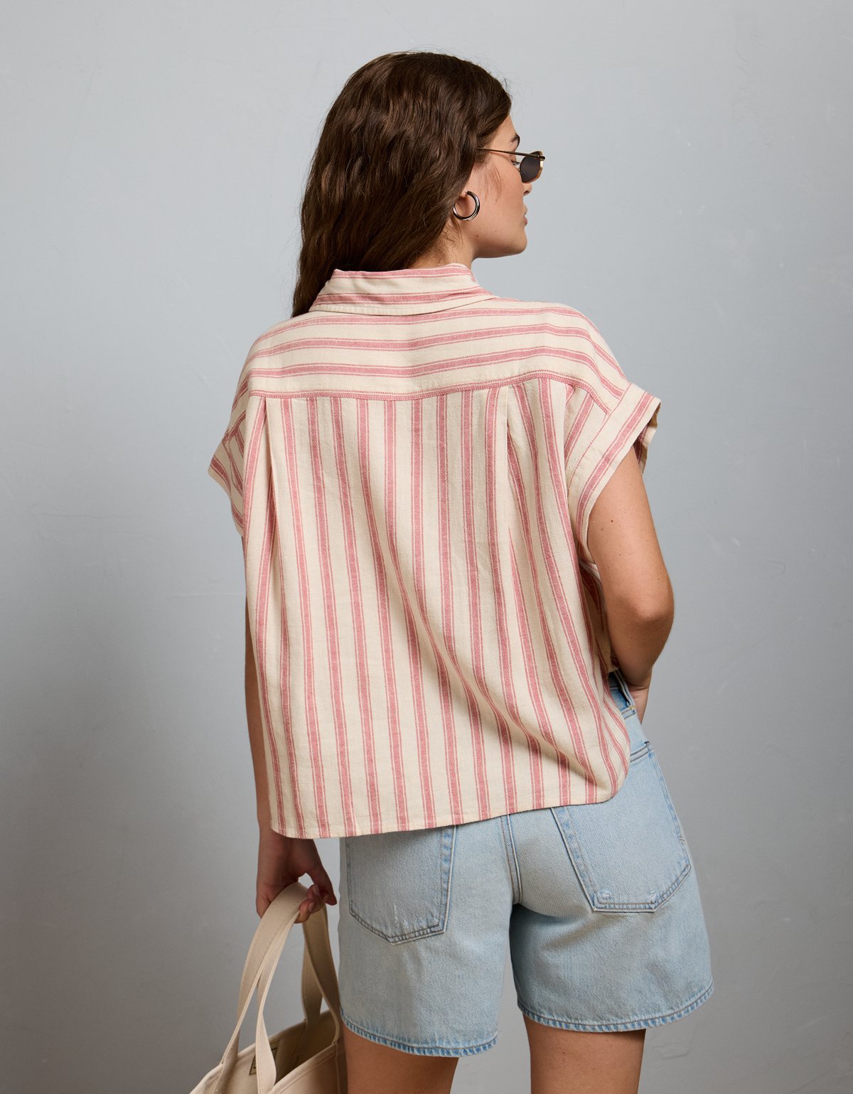 AE77 Boxy Cropped Linen-Blend Button-Up Shirt - image 2