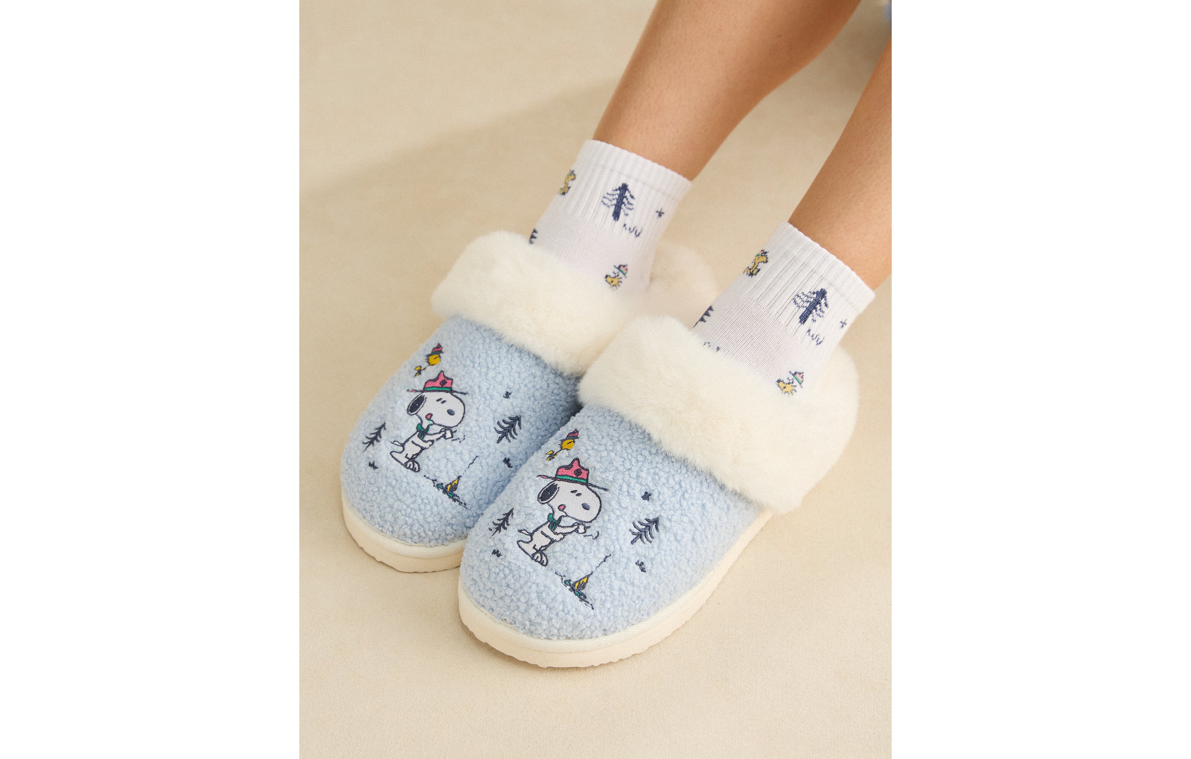 AE Camp Snoopy Scuff Slipper