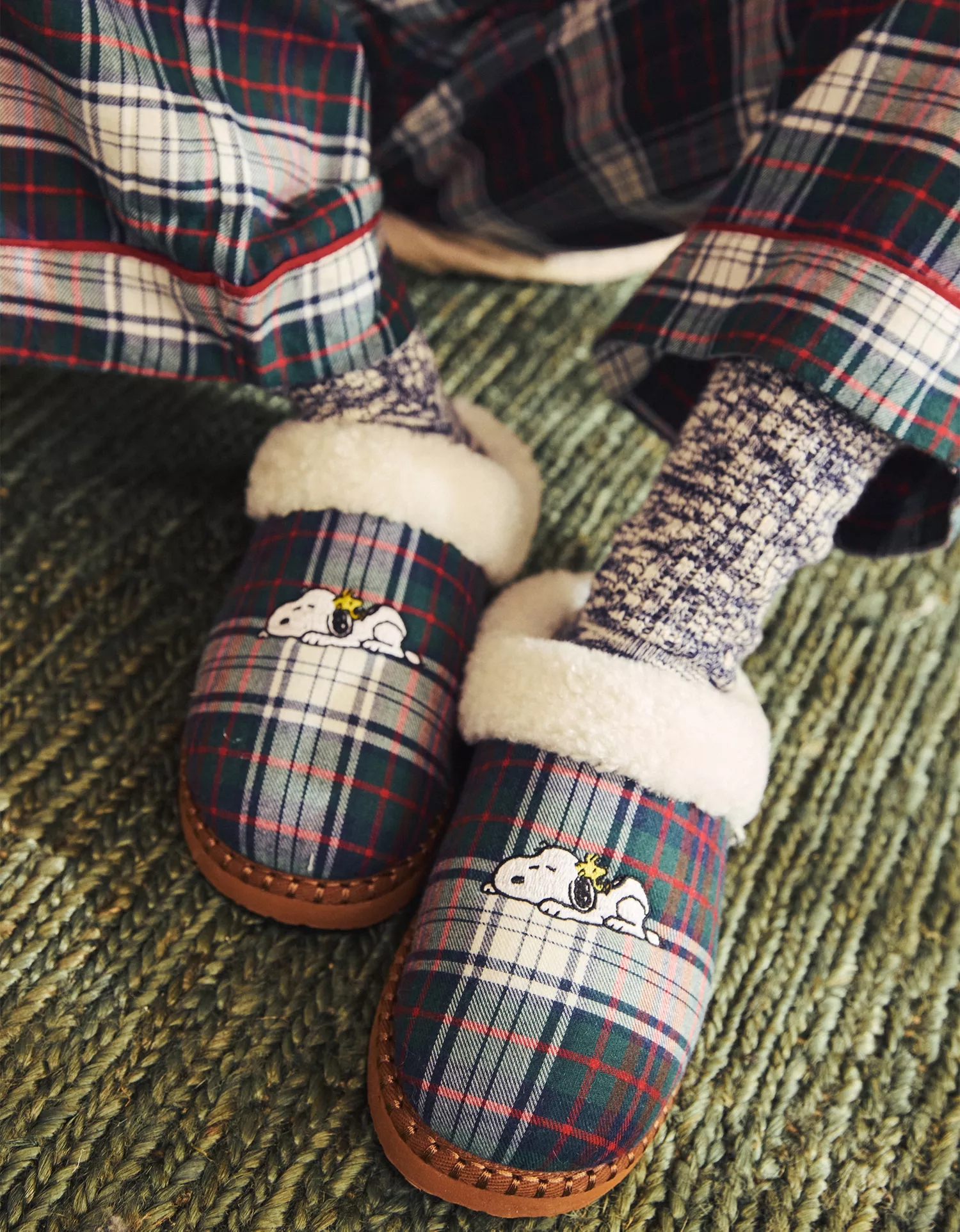 AE Sleepy Snoopy Slipper