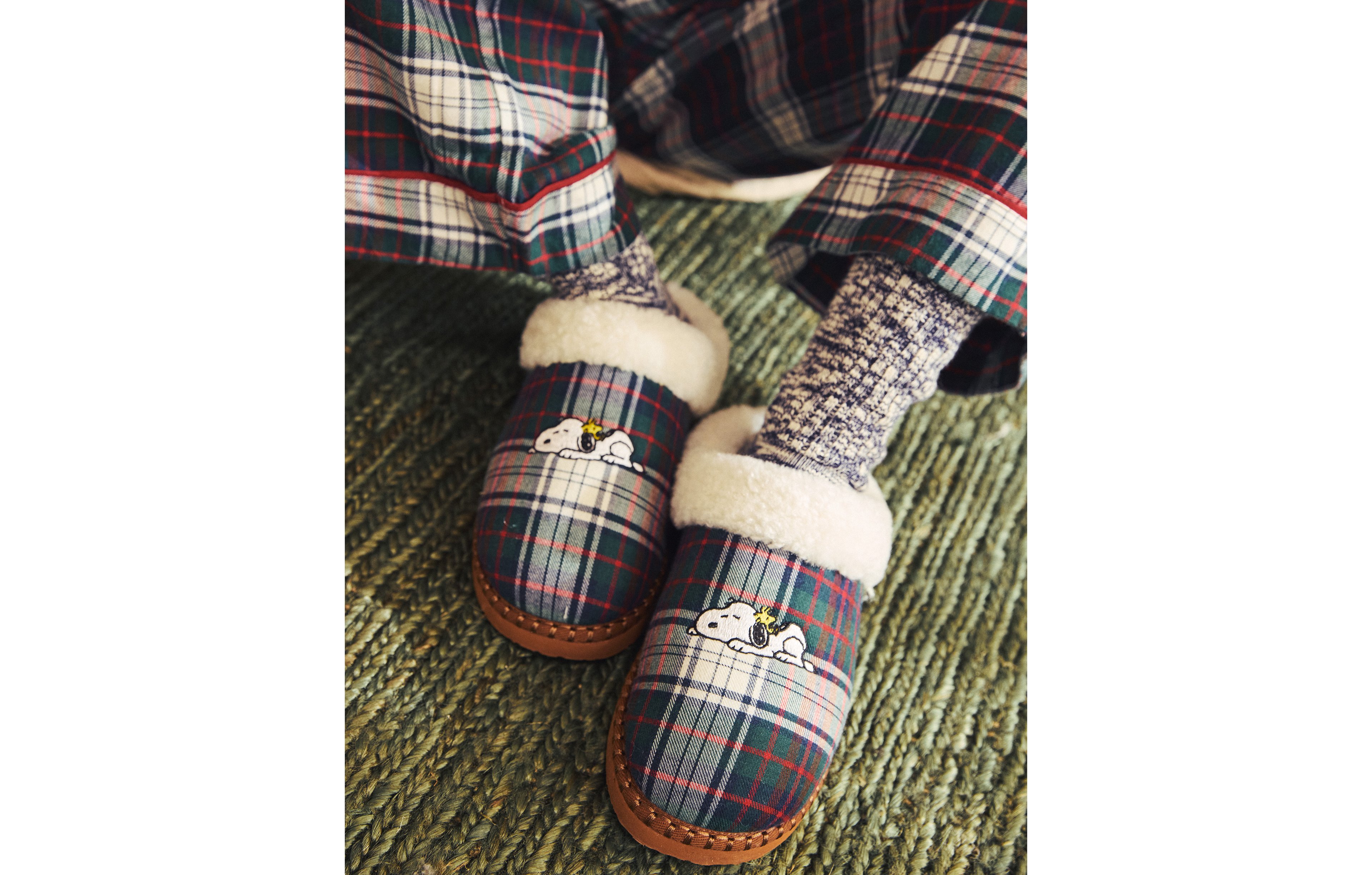 AE Sleepy Snoopy Slipper