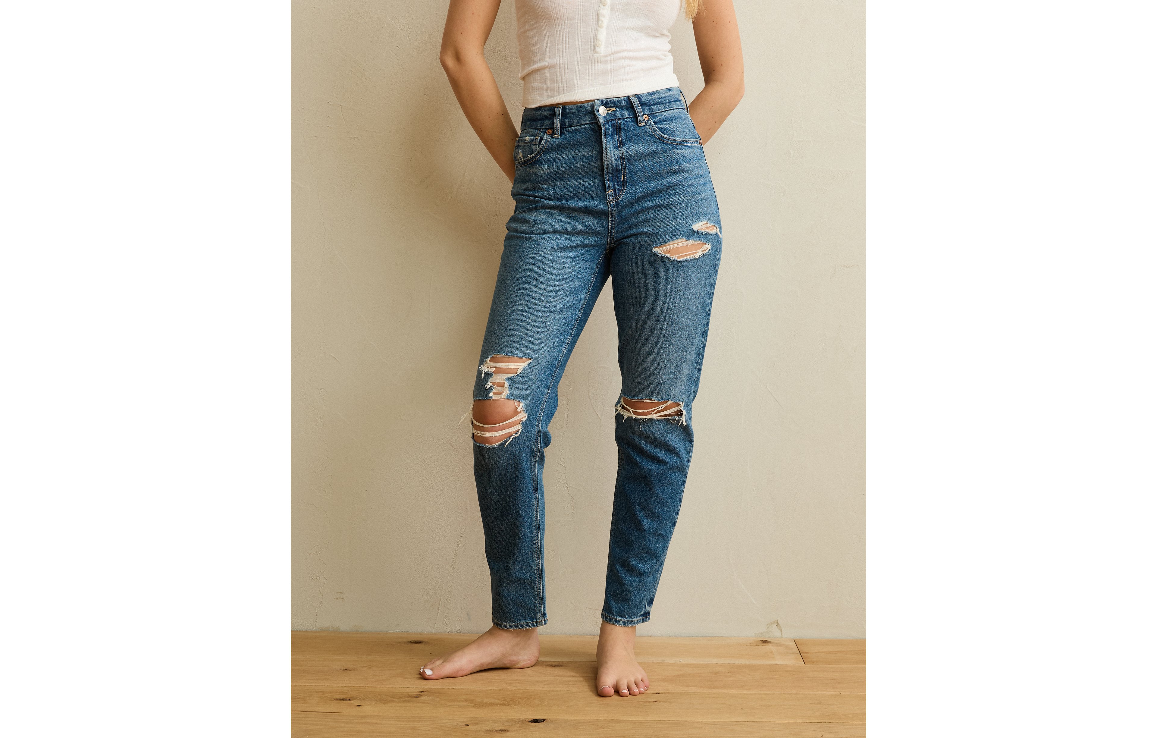 AE Strigid Curvy Ripped Mom Jean
