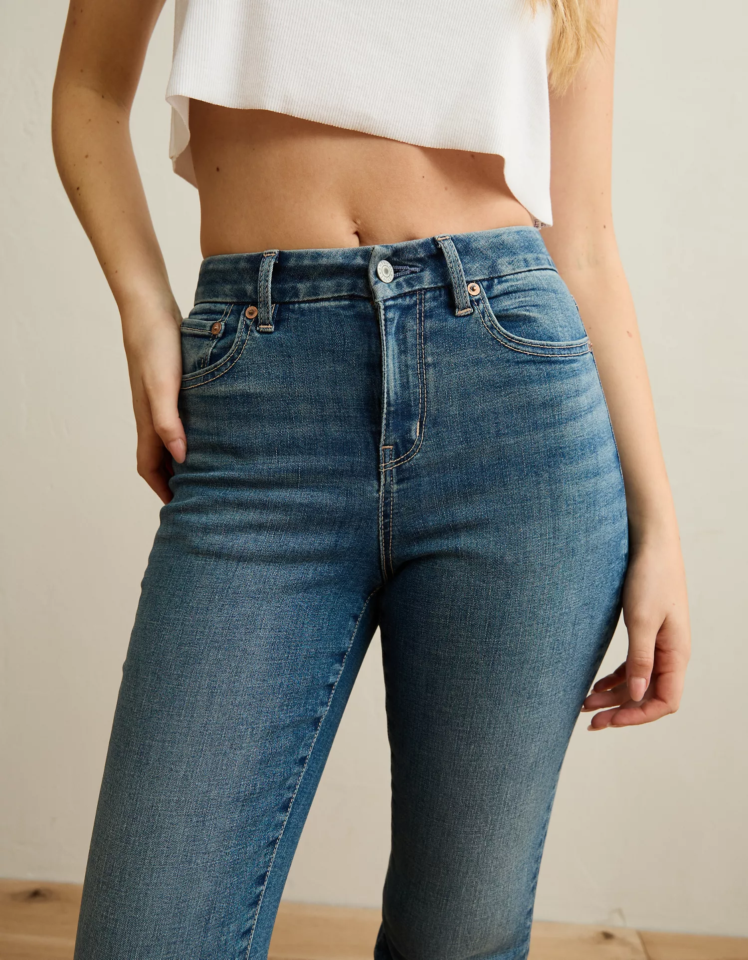 AE Curvy Super High-Waisted Flare Jean - thumbnail 6