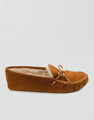 Мужские тапочки Minnetonka Pile-Lined Soft Sole Moccasin Slipper, цвет: Коричневый — фото 3