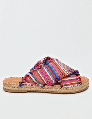 Minnetonka on sale daisy sandals