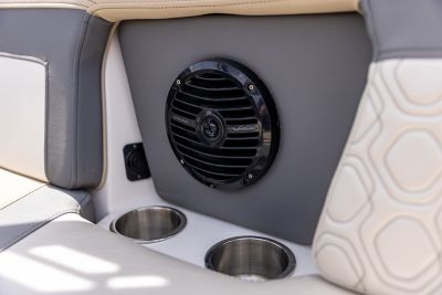  cupholders and speaker on the H22 wake boat