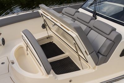 420 Outrage | High Performing Center Console Boat | Boston Whaler