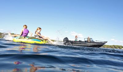 2250_Sportfish_MY23_swim_1765