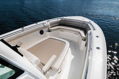 Boston-Whaler-330-Outrage-Gallery-2