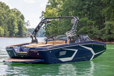  Rear starboard view of WT-2DC wake boat