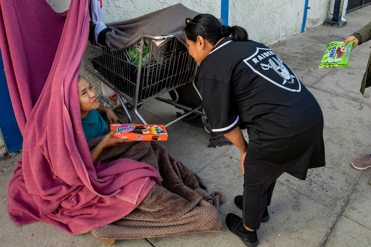 Blanca offers to pray for a woman
