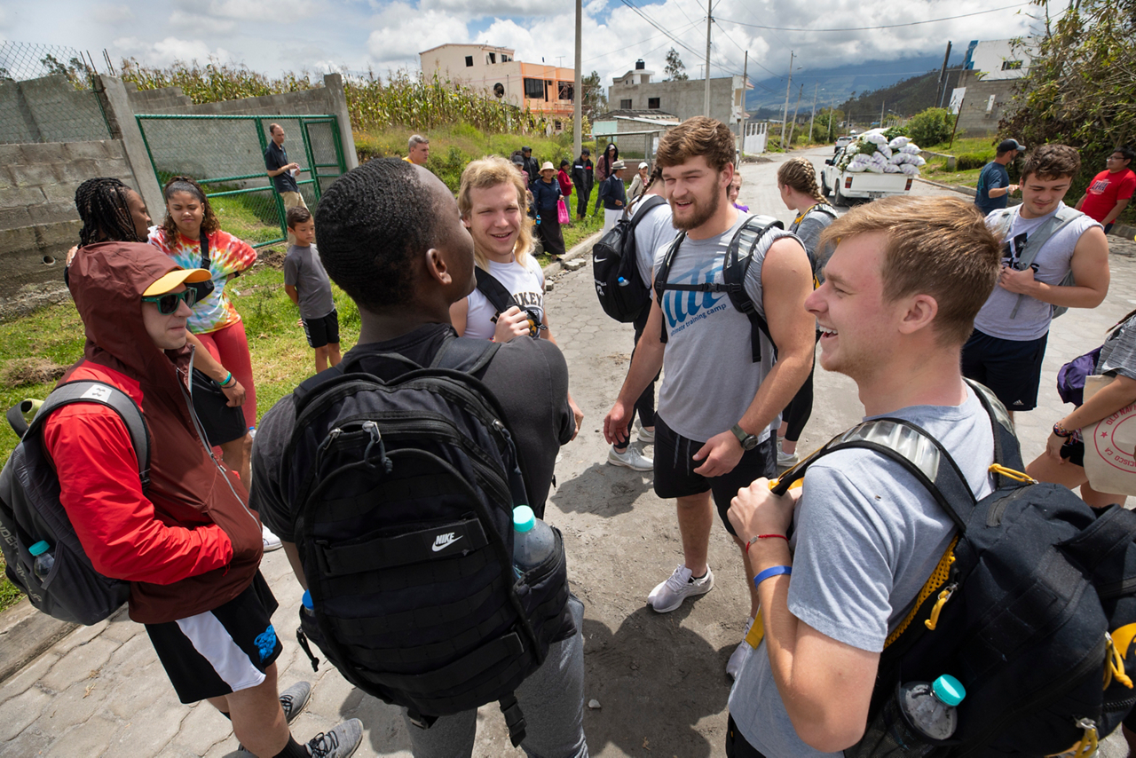 Students waiting for the bus back to the town (Otavalo) where the hotel is. 