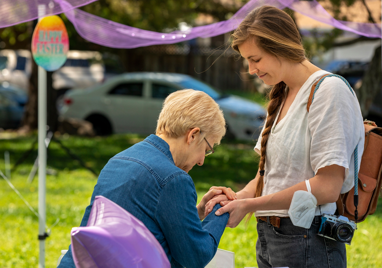 Hope prays with a woman 