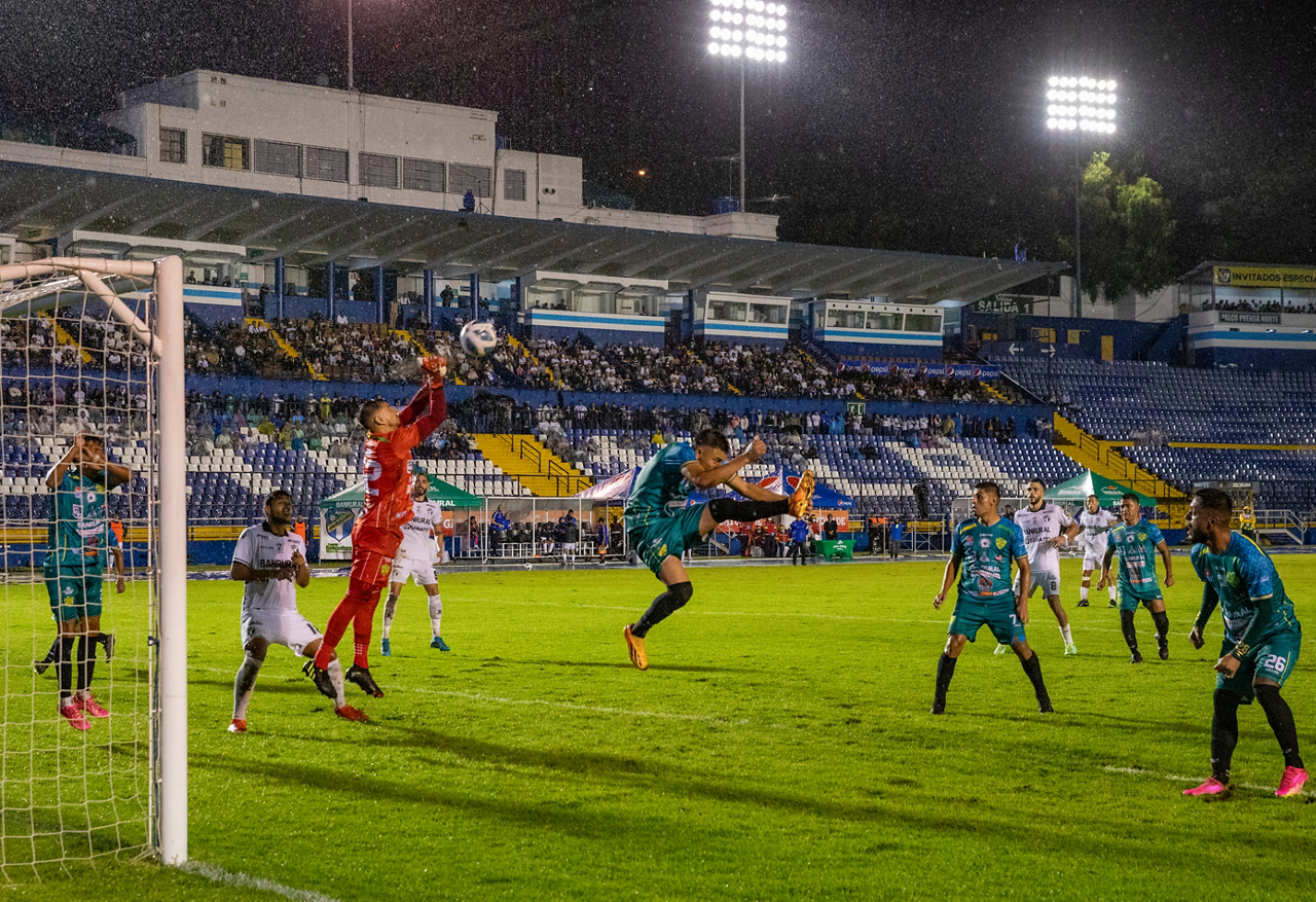 Xinabajul’s goalkeeper blocks a shot by a Comunicaciones player.