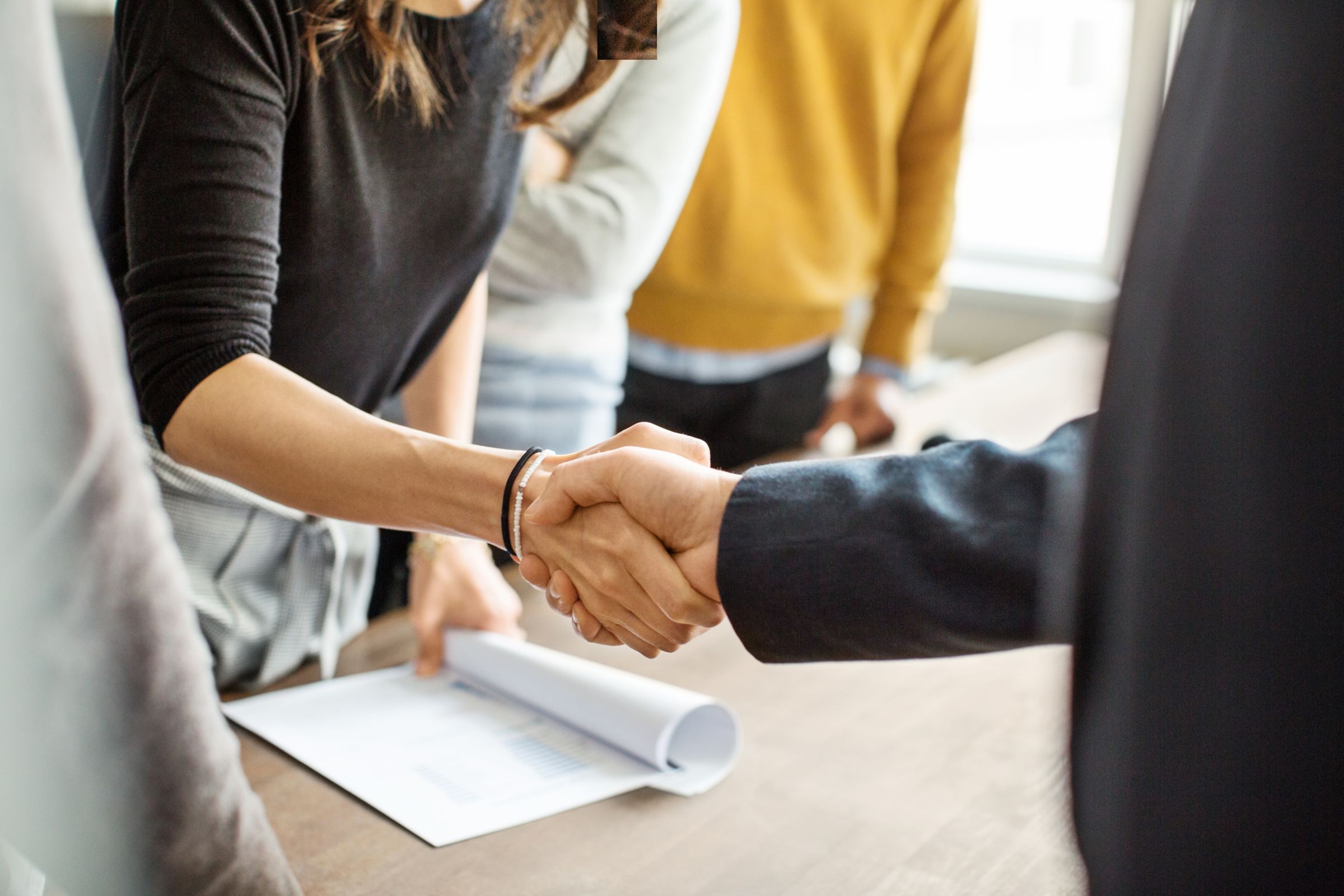 2 people shaking hands