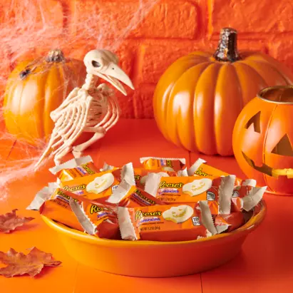 https://s7d2.scene7.com/is/image/hersheysassets/20210615_Halloween_Reeses_WhiteCreme_Pumpkins_FINAL_0677?fmt=webp-alpha&hei=411&qlt=75