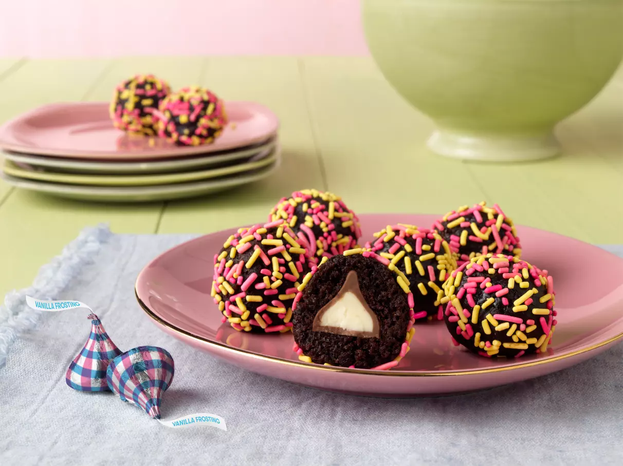 HERSHEY'S KISSES Easter Vanilla Frosting Candy, 9 oz bag