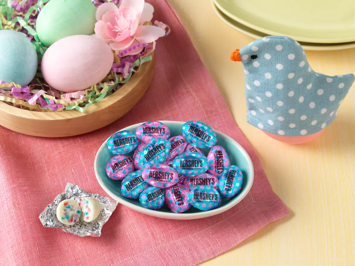 HERSHEY'S COOKIES 'N' CREME Polka Dot Eggs, 8.5 oz bag