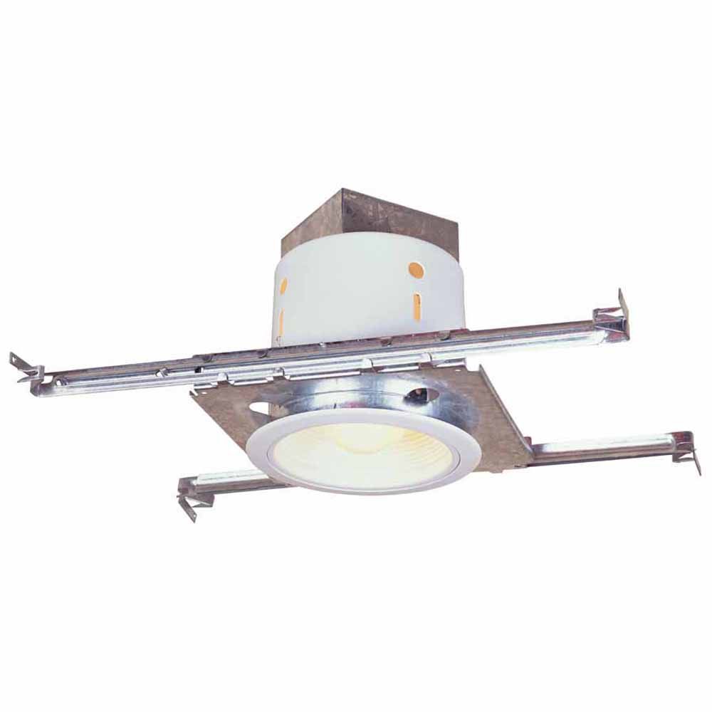 Commercial Electric Ensemble de l'entrepreneur, (6) niches encastrées de 12,7 cm, avec (6) garnitures à déflecteur blanches et barres de suspension Commercial Electric Ensemble de l'entrepreneur, (6) niches encastrées de 12,7 cm, avec (6) garnitures à déflecteur blanches et barres de suspension