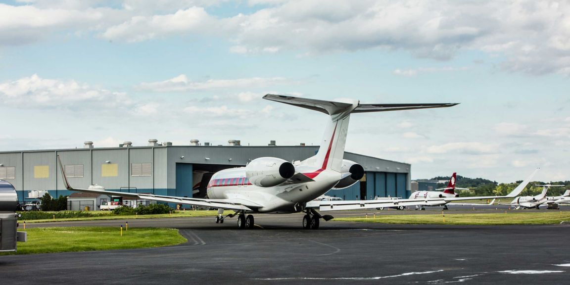 G650 taxi leaving hangar