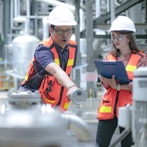 a manager with  engineers provide safety inspection as team work to ensure process problem can be solved properly