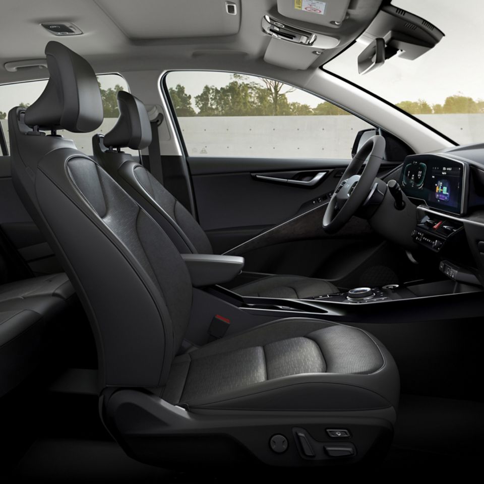  Front passenger side view of the Niro Hybrid interior