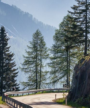 Un camino sinuoso en las montañas