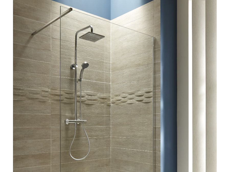 Un espace de douche design aux couleurs marrons avec du carrelage en relief