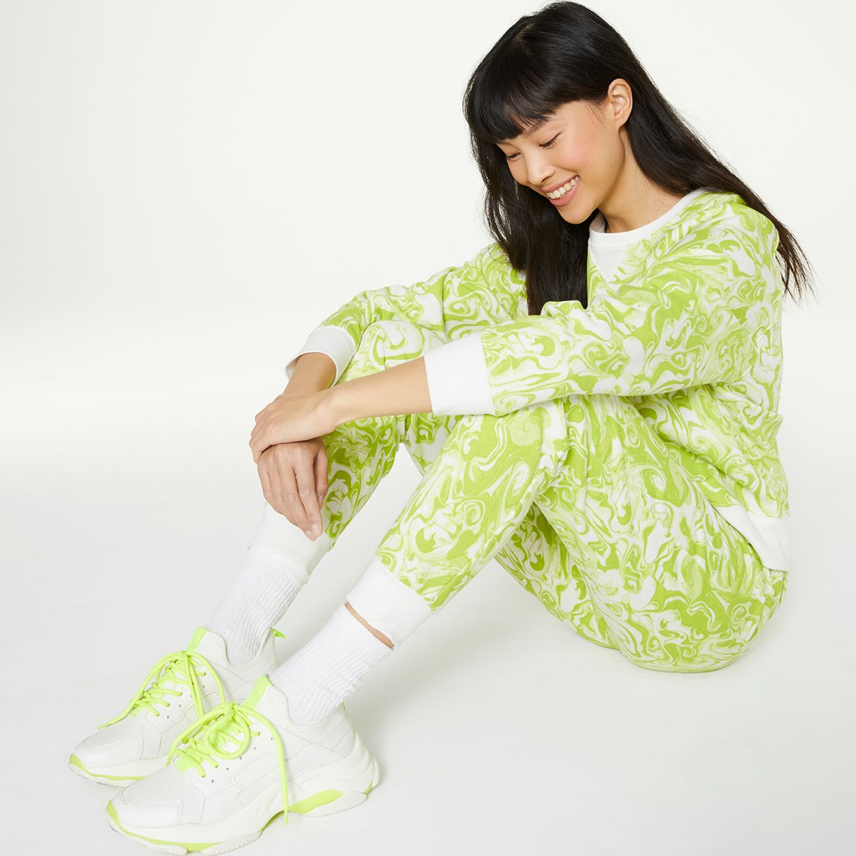 Cozy Vibes: Women's Sweatshirts & Sweatpants Up to 60%
