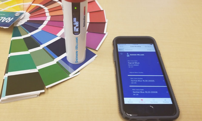Das tragbare Farbmessgerät verbindet sich mit Ihrem Smartphone