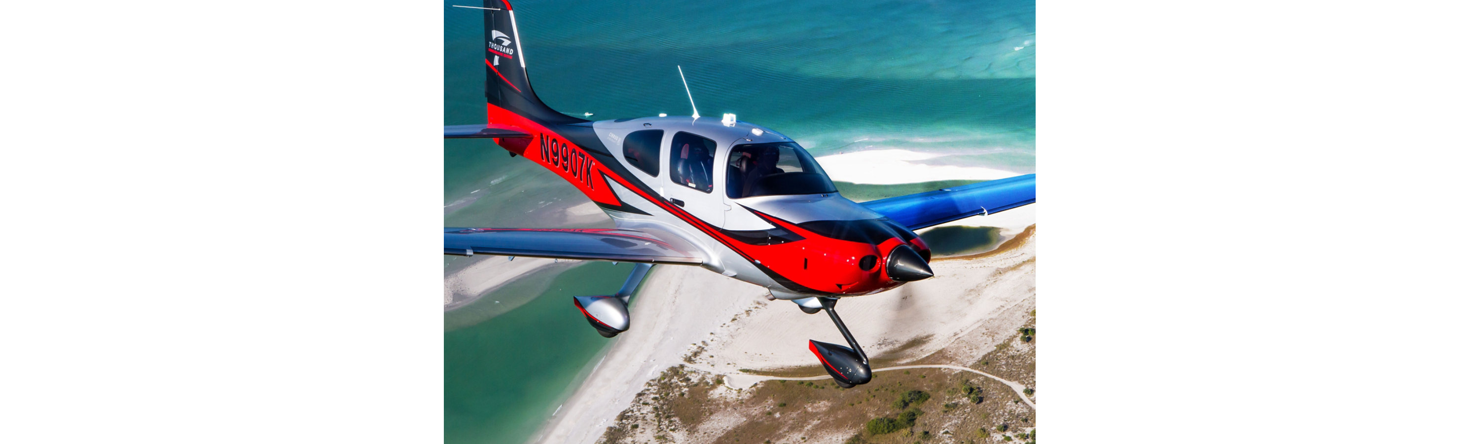 Petit avion à hélice rouge et blanc utilisant des finitions durables Sherwin-Williams