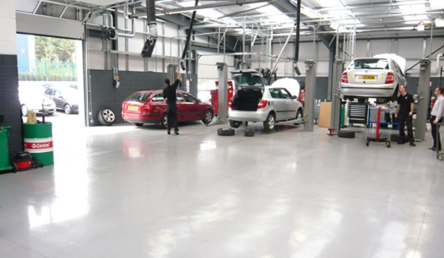 Pavimento in resina in un garage automobilistico