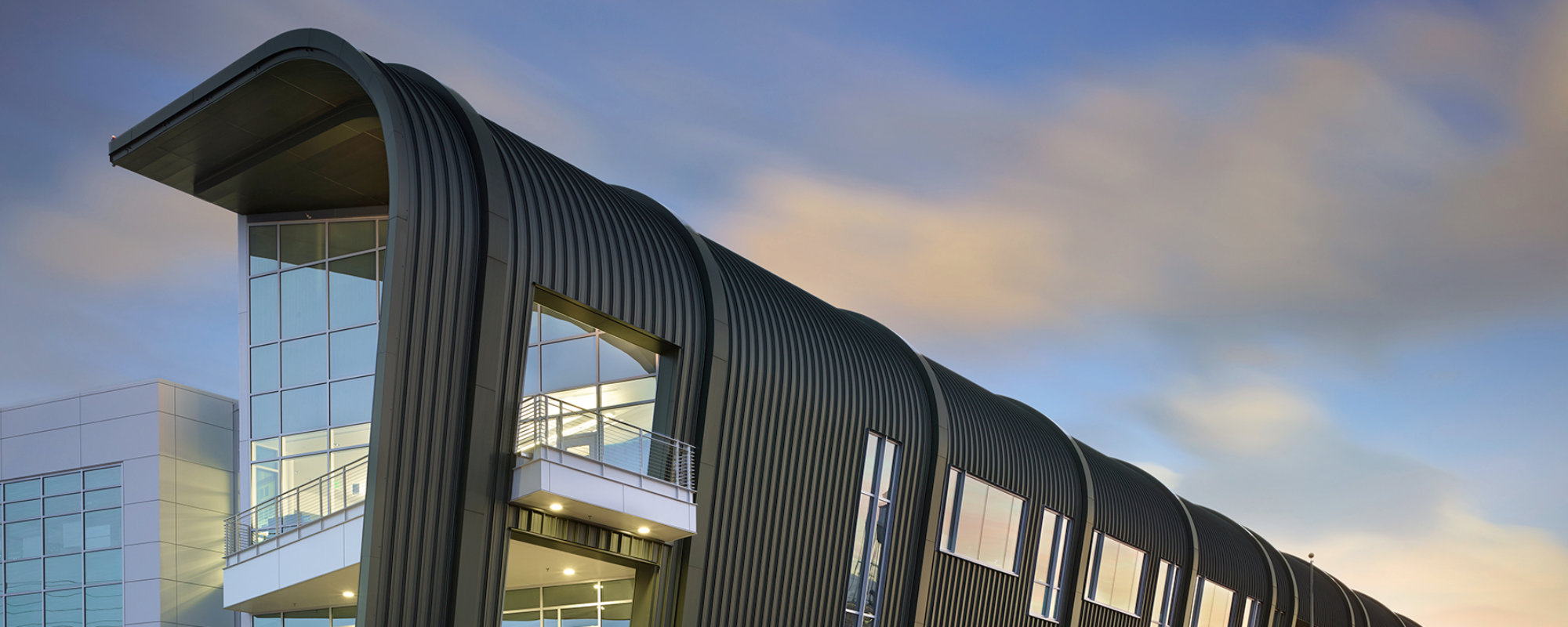 Building with equilibrium color